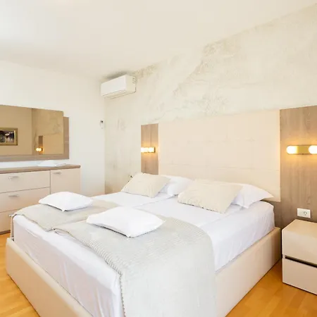 Apartment Leonarda *** *